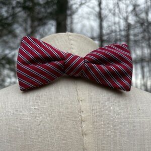 Jos A Bank 1905 Classic Red Striped Bow Tie 100% Silk made in China Pretied